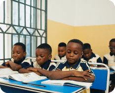 kids praying outdoor